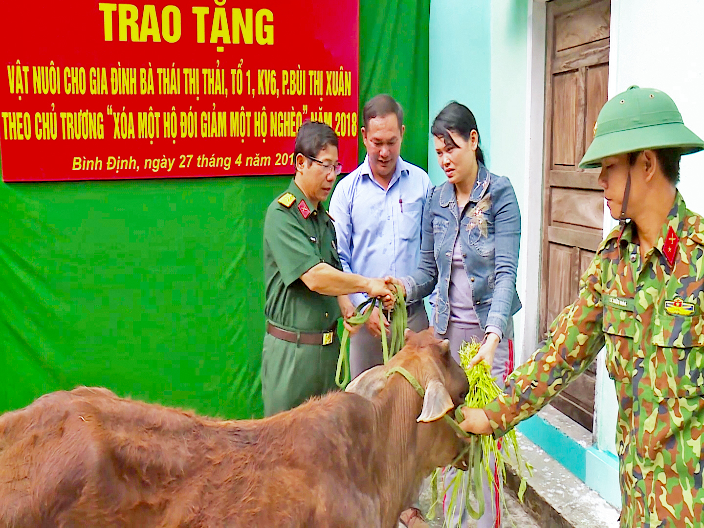 Bộ đội giúp dân thoát nghèo bền vững