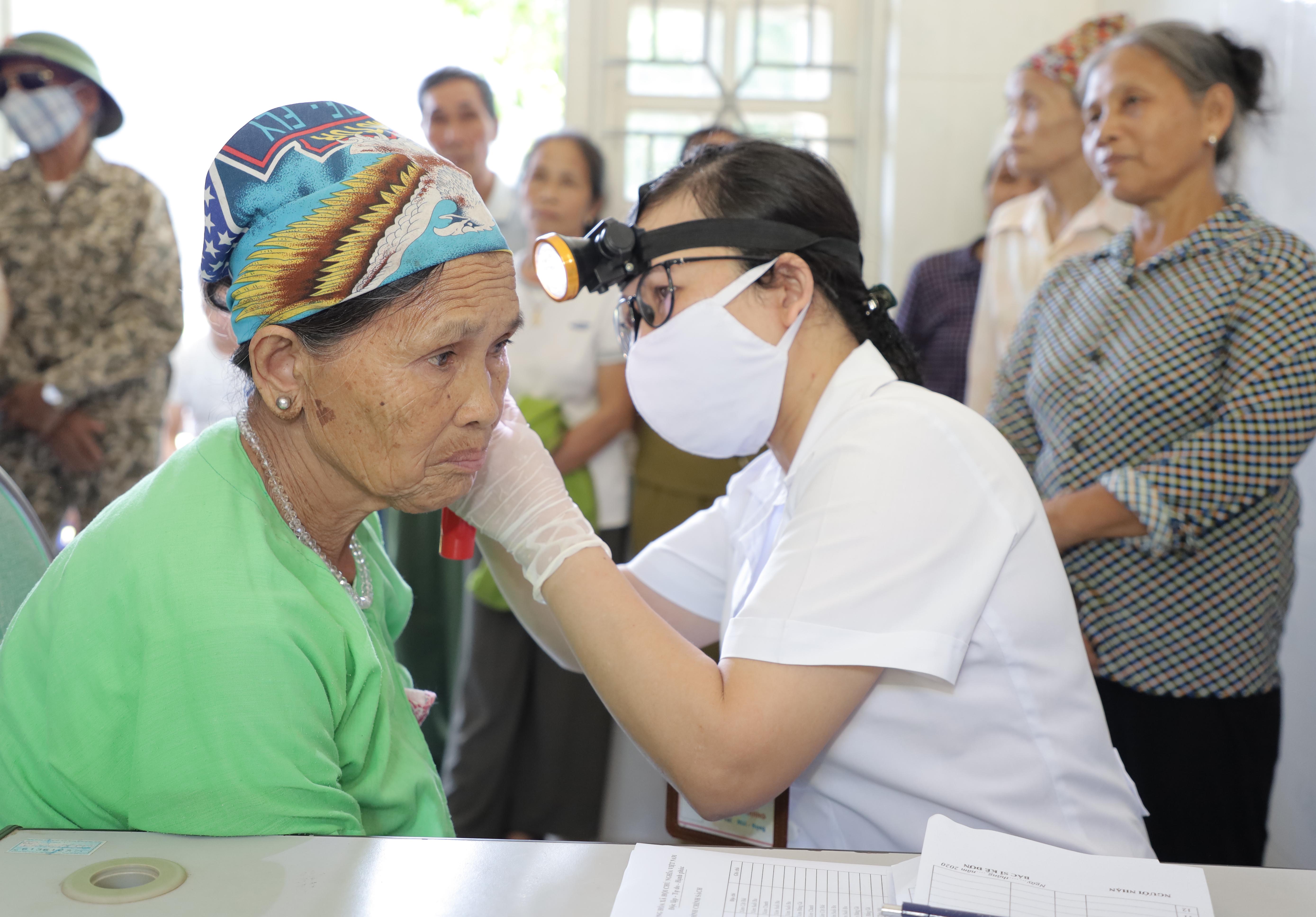 Trường Sĩ quan Lục quân 1 khám bệnh, cấp thuốc miễn phí cho các đối tượng chính sách