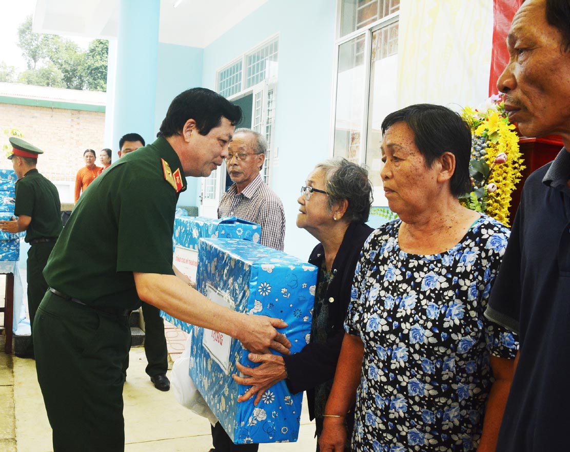 Tổng cục Kỹ thuật khám bệnh, tặng quà đối tượng chính sách tại Đồng Nai