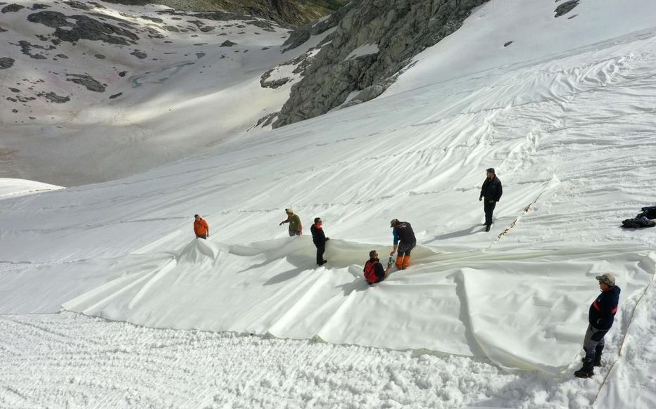 Italy trải vải trắng bảo vệ sông băng