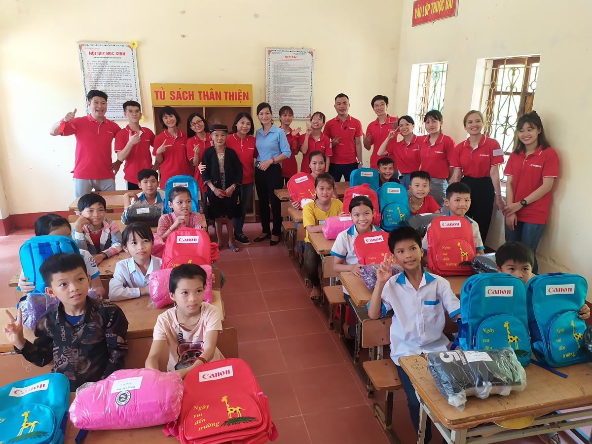 Canon Việt Nam thăm, tặng quà điểm trường hữu nghị Canon-Thác Đất