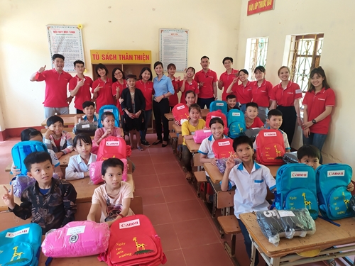 Canon Việt Nam thăm, tặng quà điểm trường hữu nghị Canon-Thác Đất