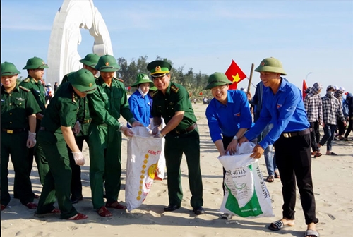 Hơn 1000 đoàn viên địa phương và Bộ đội Biên phòng Hà Tĩnh tham gia chiến dịch làm sạch biển