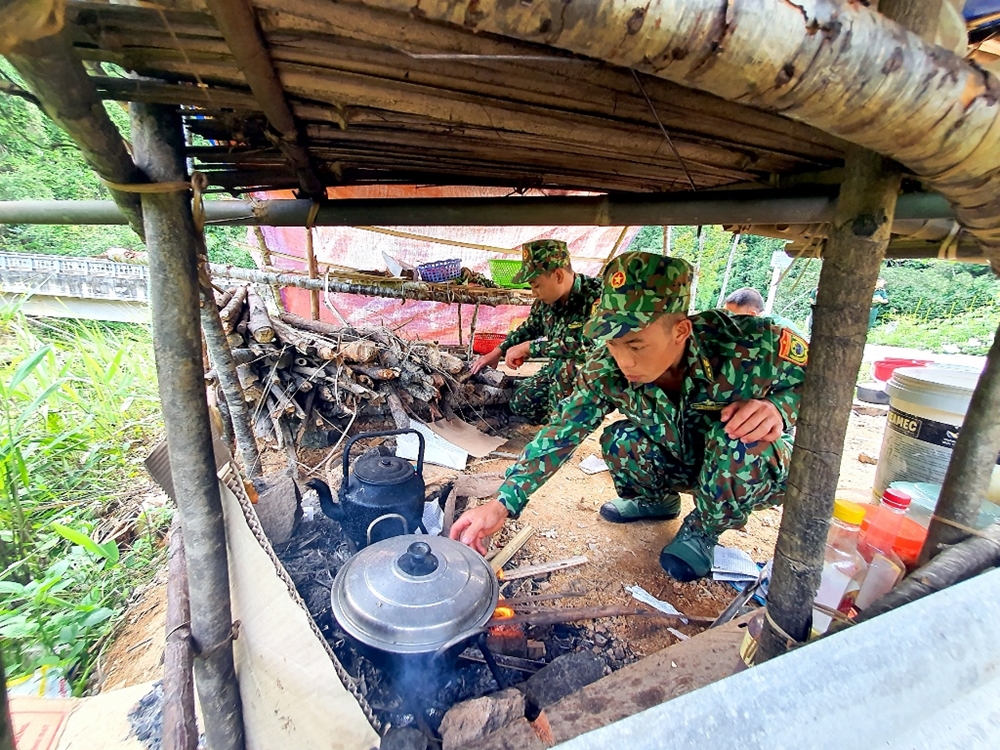 Ở xa trung tâm, không thể tiếp tế thực phẩm hằng ngày nên các anh dựng bếp “dã chiến” để nấu nướng.