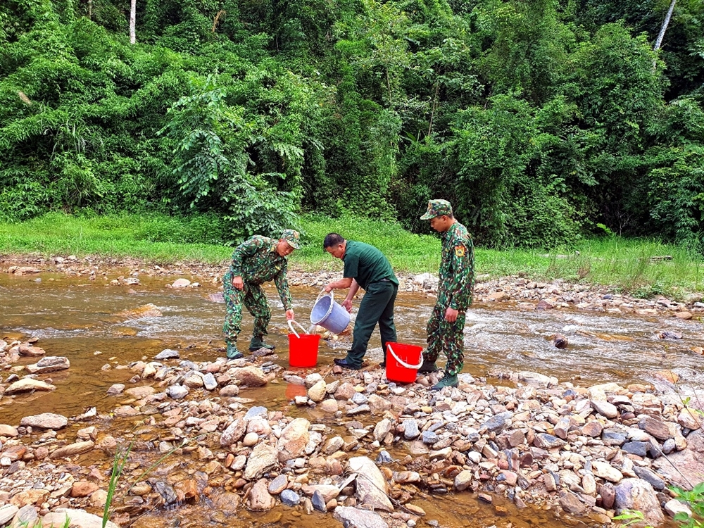 Không có nước sạch, toàn bộ sinh hoạt của tổ chốt chặn phụ thuộc hoàn toàn vào nguồn nước suối Nậm Pồn và nước mưa.