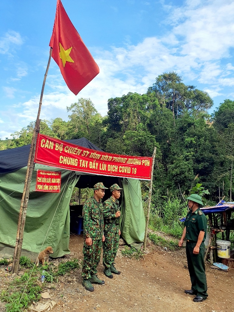 Thời điểm giáp hạt và sau khi kết thúc cách ly xã hội là lúc nhiều bà con qua lại làm nương, một số có ý định vượt biên vì vậy tổ chốt chặn phải làm việc 24/24.