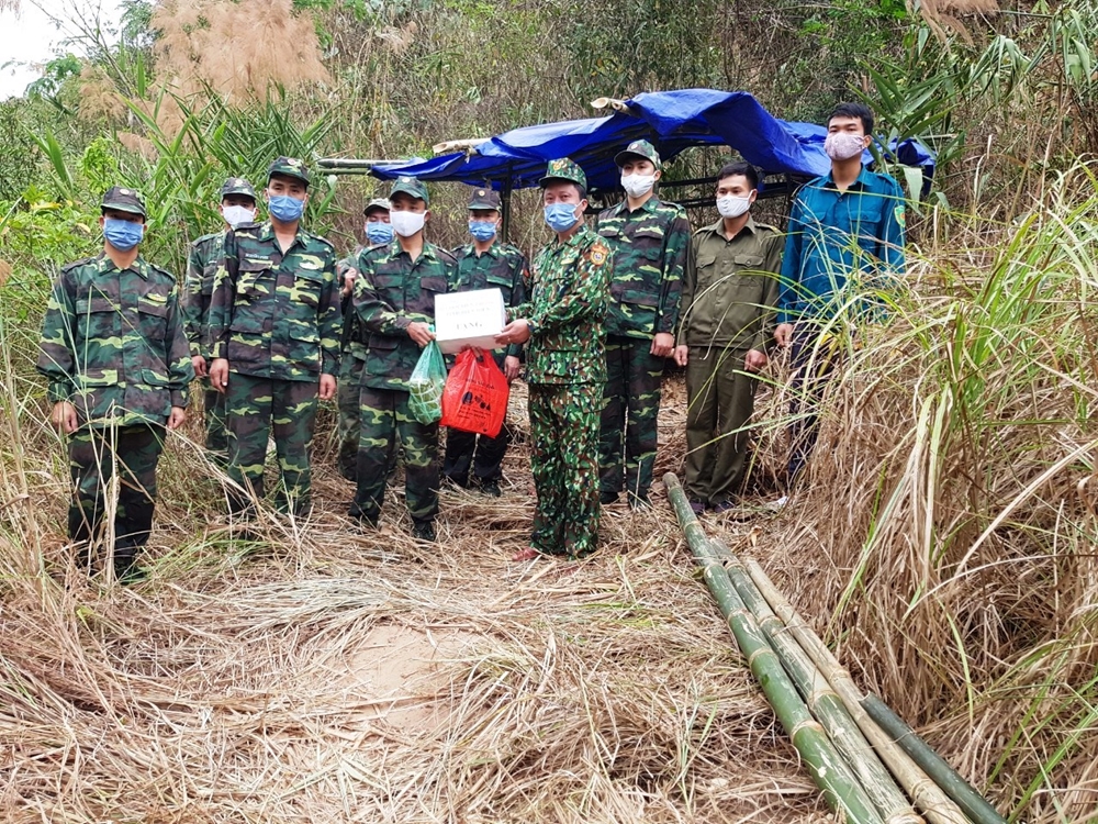 Với tinh thần chung tay giúp đỡ nhân dân biên giới phòng, chống dịch bệnh, cùng nhiều tổ chức, cá nhân hảo tâm, nhiều món quà thiết thực được Bộ Chỉ huy BĐBP tỉnh và các tổ chốt chặn mang đến dân bản.
