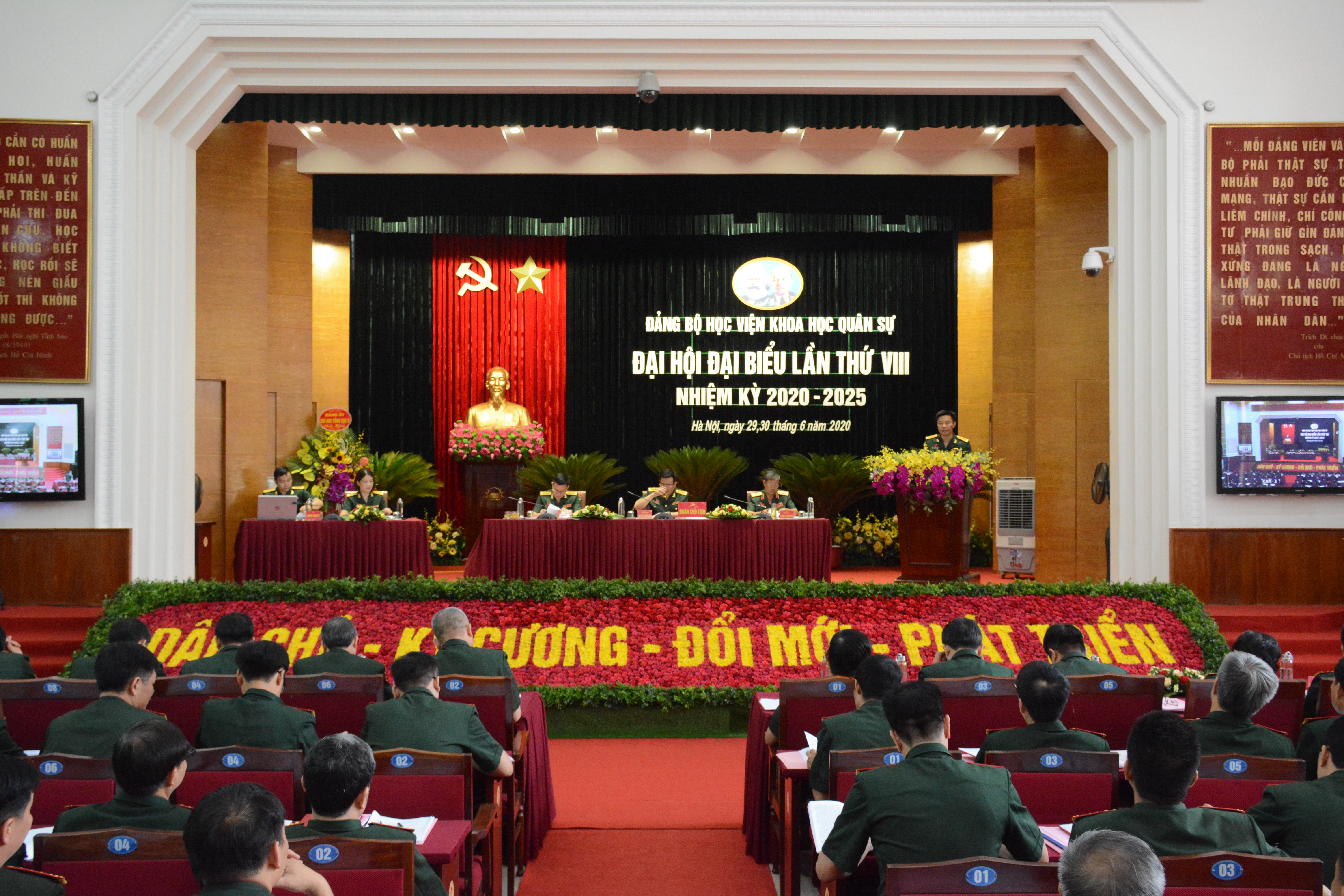 Đẩy mạnh rà soát, điều chỉnh chương trình đào tạo theo hướng đáp ứng chuẩn đầu ra