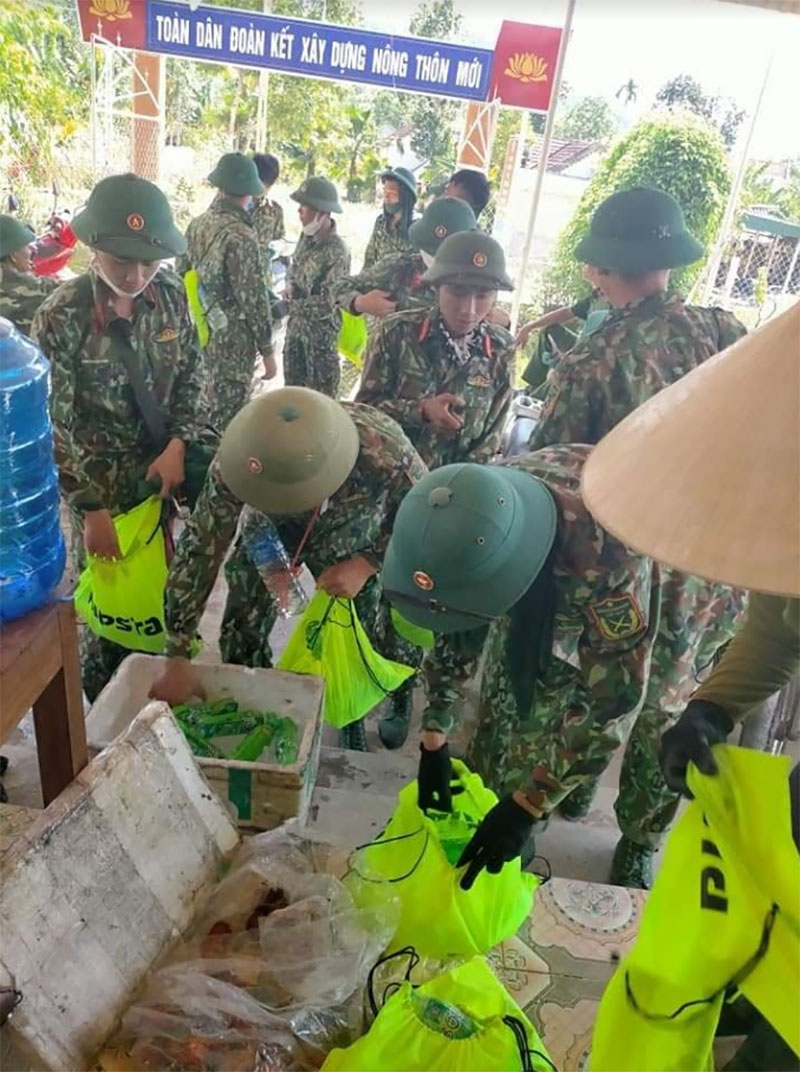 Người dân tiếp sức các lực lượng chữa cháy rừng tại núi Mồng Gà