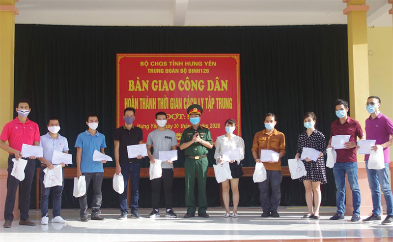 Tỉnh Hưng Yên trao giấy chứng nhận cho 69 công dân hoàn thành thời gian cách ly

