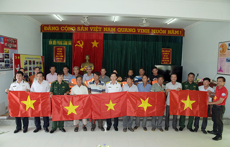 Lữ đoàn 167, Bộ tư lệnh Vùng 2 Hải quân trao cờ và áo phao tặng ngư dân