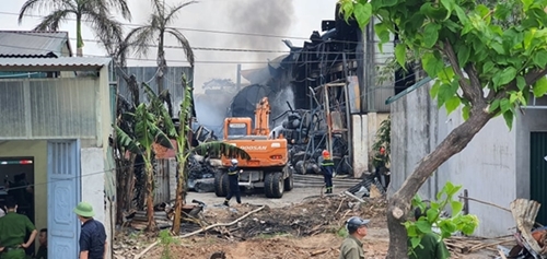 Vụ cháy kho hóa chất ở Long Biên (Hà Nội): Có hiện tượng rò rỉ hóa chất ra bên ngoài và sản xuất hóa chất “chui”