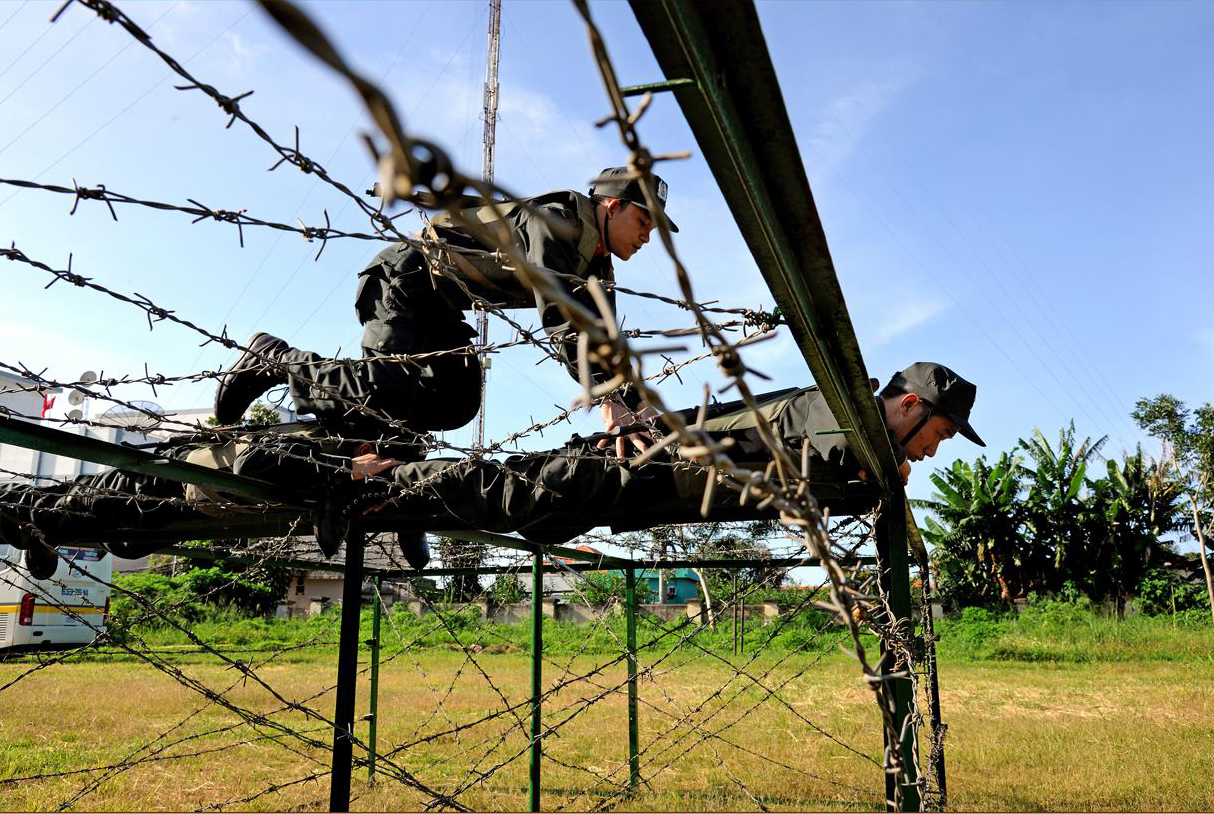 Vượt rào kẽm gai.