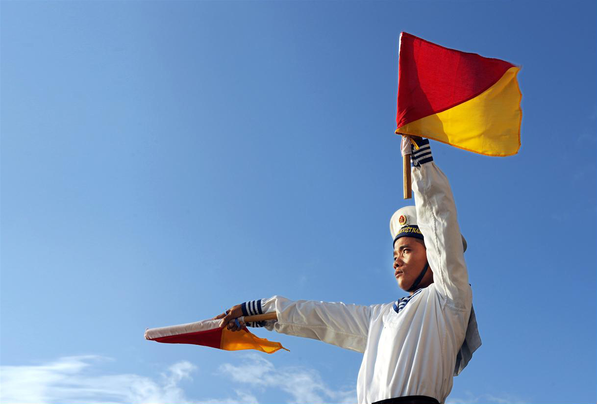 Chiến sĩ Hải quân dẫn đường cho tàu vào.