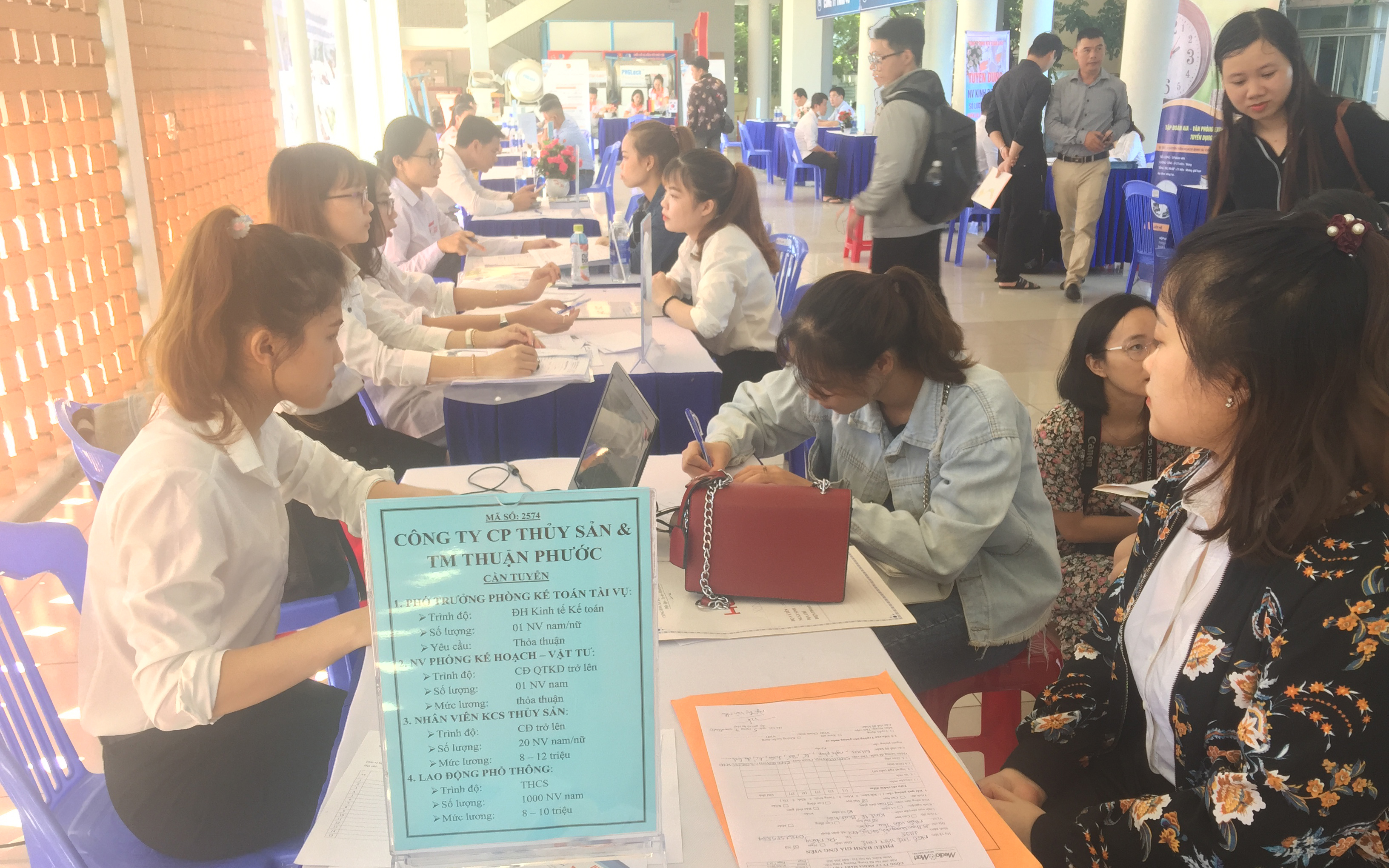 Hơn 1.000 người tham gia Ngày hội việc làm năm 2020