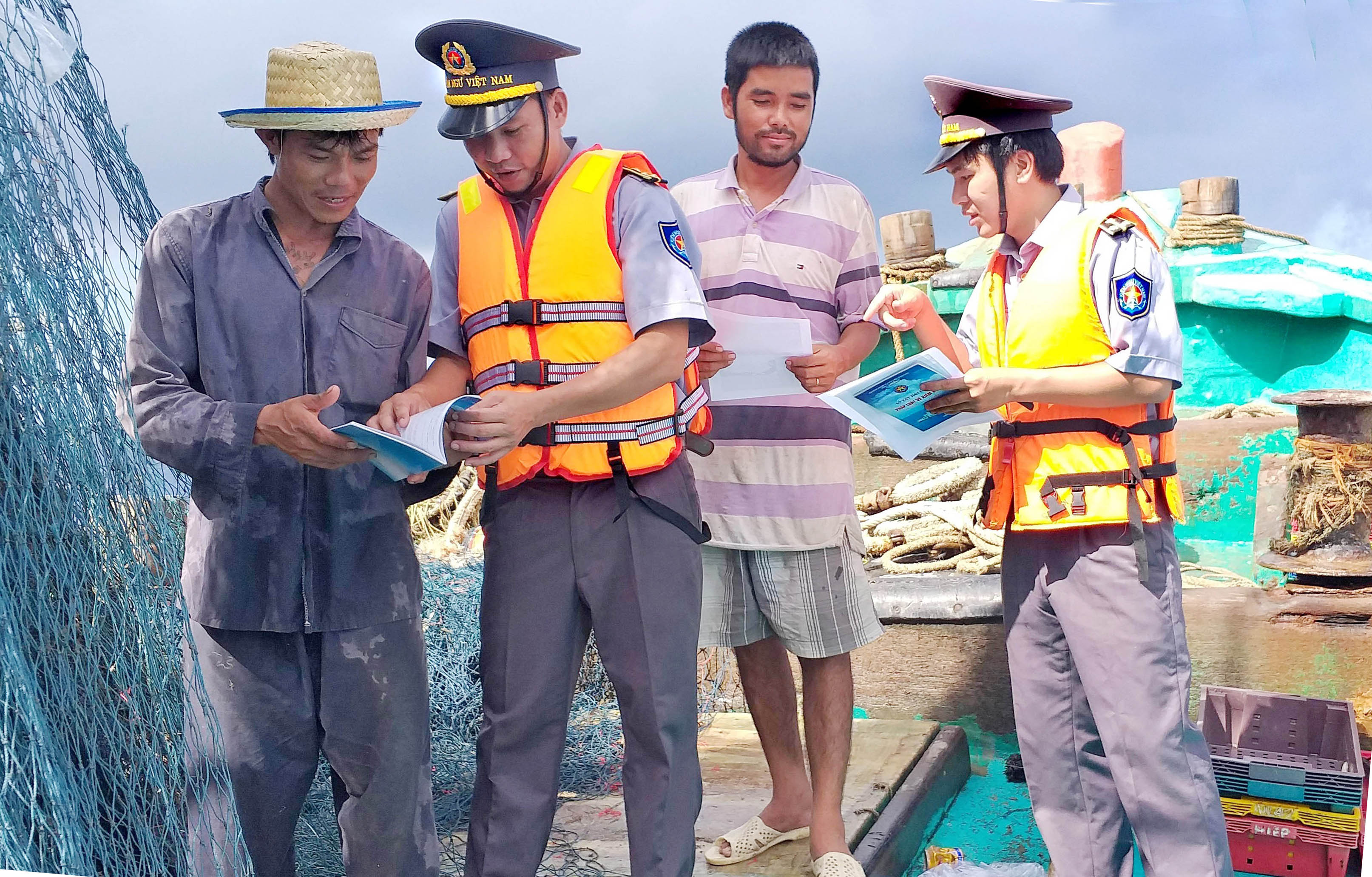 Hỗ trợ ngư dân vươn khơi đúng pháp luật