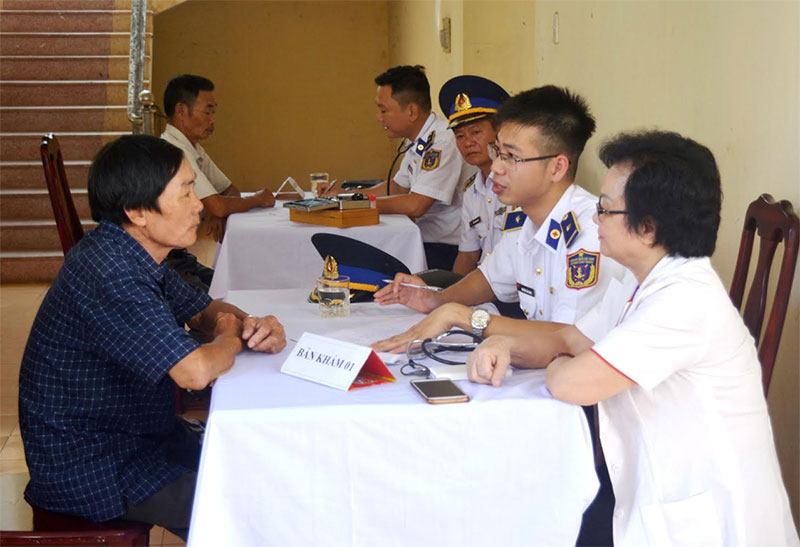 Vùng Cảnh sát biển 2 tổ chức chương trình “Cảnh sát biển đồng hành cùng ngư dân”

