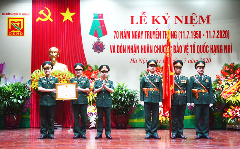 Nhà xuất bản Quân đội nhân dân đón nhận Huân chương Bảo vệ Tổ quốc hạng Nhì