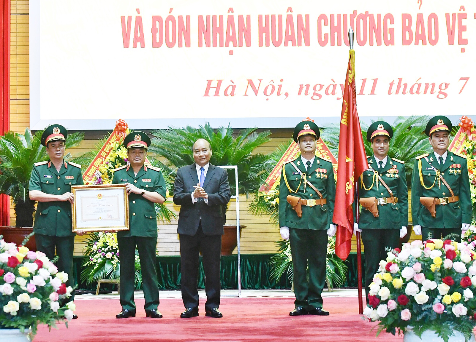 Thủ tướng Nguyễn Xuân Phúc:Xây dựng ngành hậu cần chính quy, hiện đại; bảo đảm thế trận hậu cần nhân dân hiệu quả, vững chắc