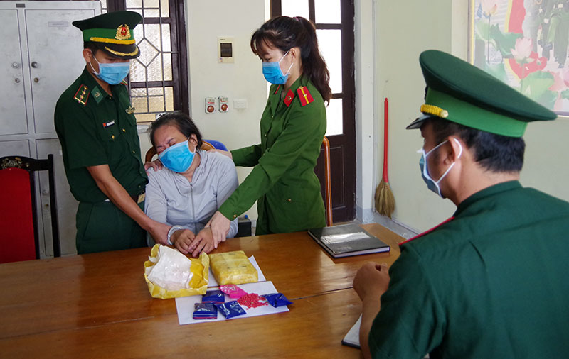 Bắt một phụ nữ vận chuyển 12.000 viên ma túy tổng hợp


