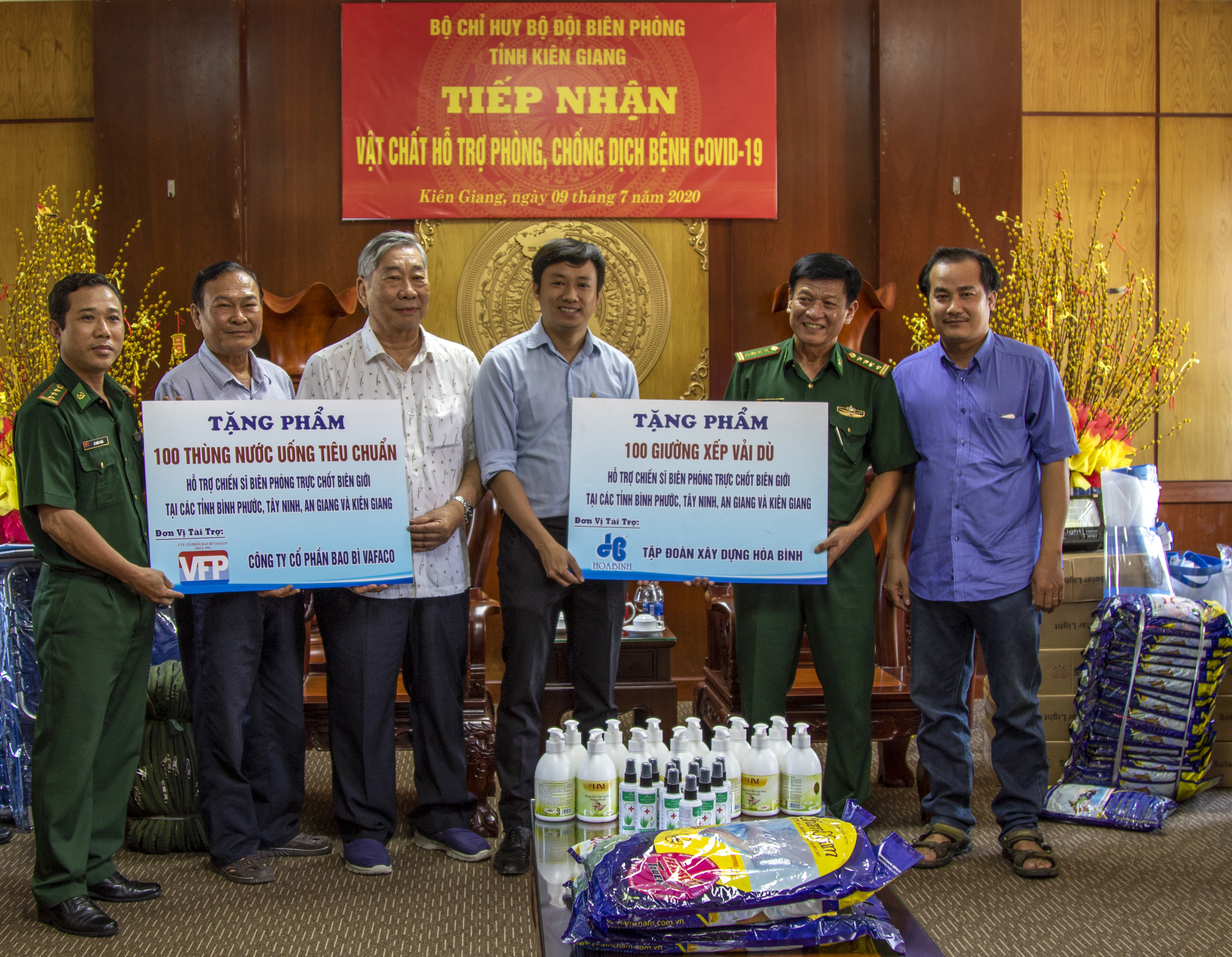 Tập đoàn Hòa Bình trao quà tặng Bộ đội Biên phòng và học sinh vùng biên

