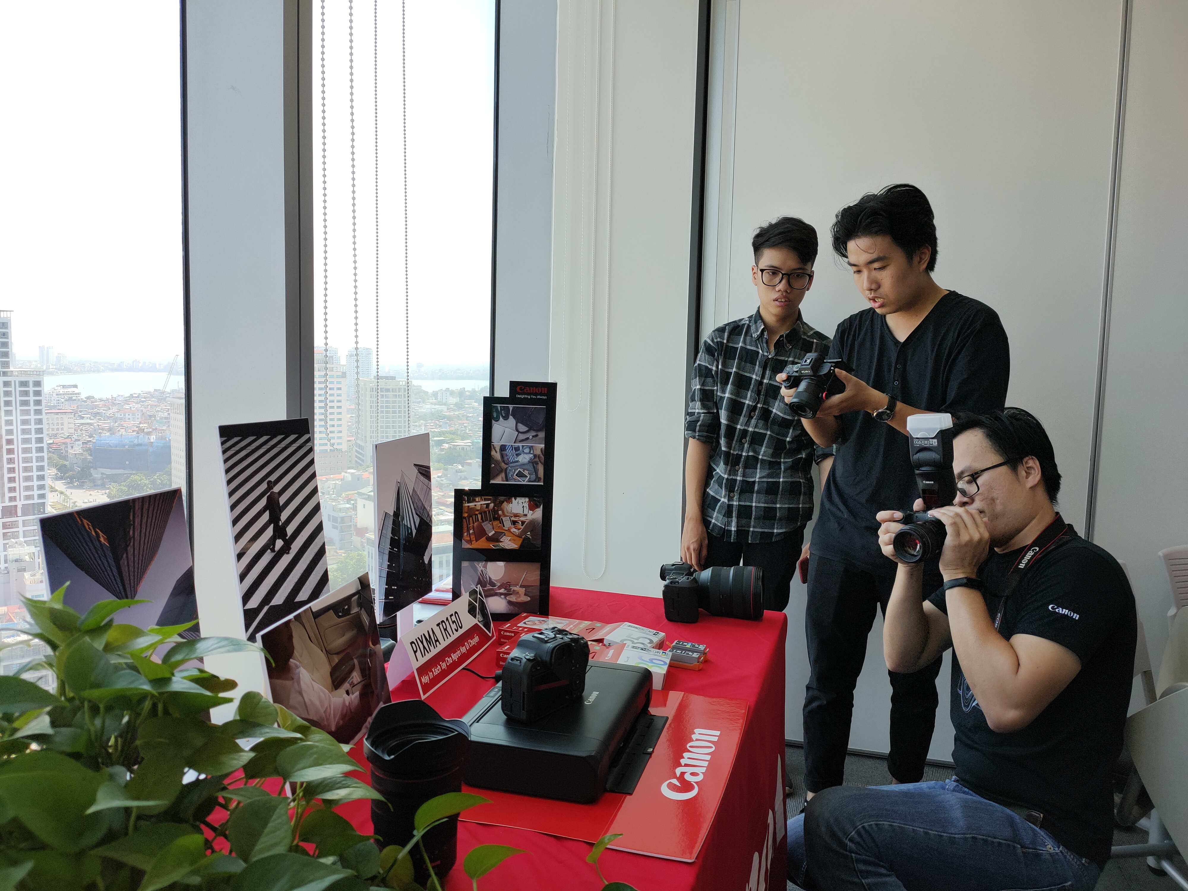 Ra mắt dòng máy ảnh có khả năng quay video 8K đầu tiên