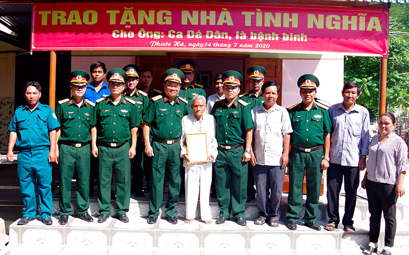 Bộ CHQS tỉnh Ninh Thuận trao 2 nhà tình nghĩa tặng gia đình chính sách