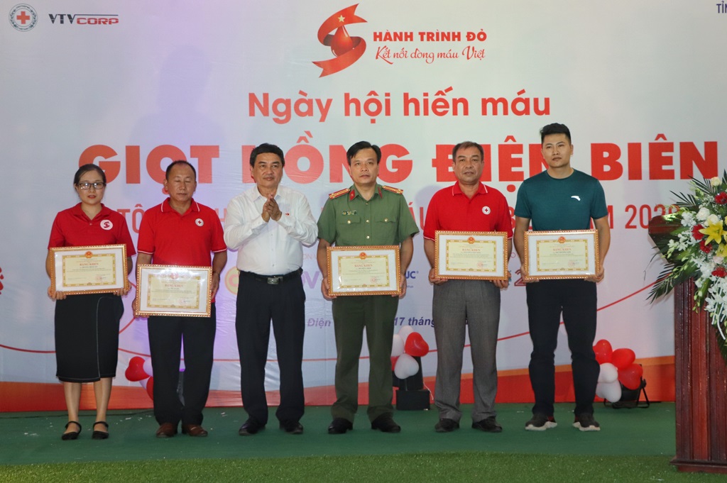 500 người tham gia hiến máu trong “Hành trình đỏ” tỉnh Điện Biên năm 2020
