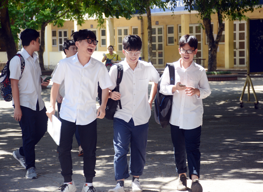 Hà Nội: Thí sinh hồ hởi sau môn thi đầu tiên