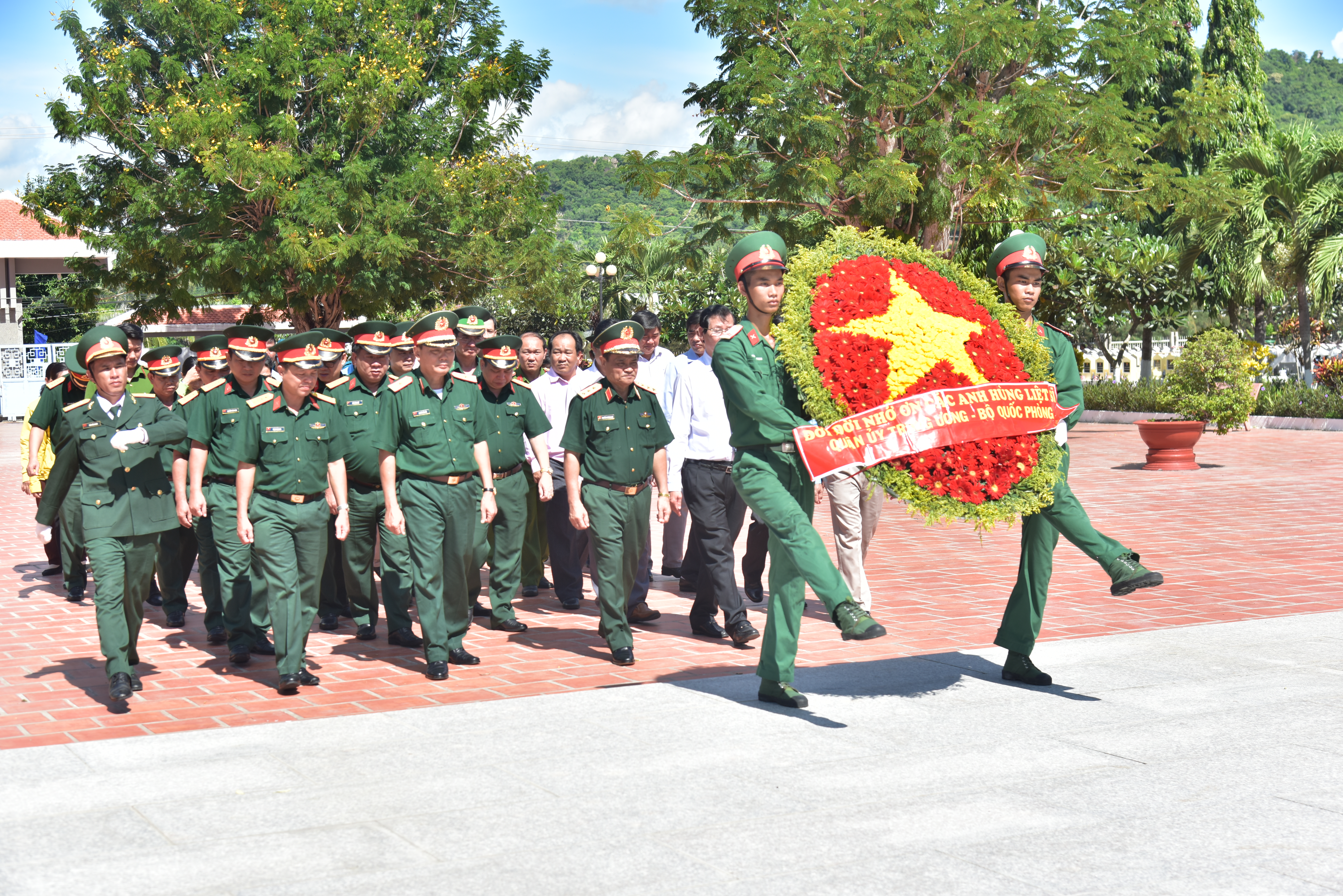 Đoàn công tác Bộ Quốc phòng thăm, tặng quà gia đình chính sách tại tỉnh An Giang