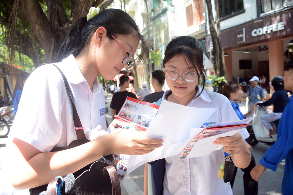 Thí sinh Hà Nội kết thúc kỳ thi vào lớp 10 công lập không chuyên