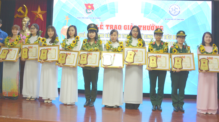 Những “bông hoa” chinh phục khoa học