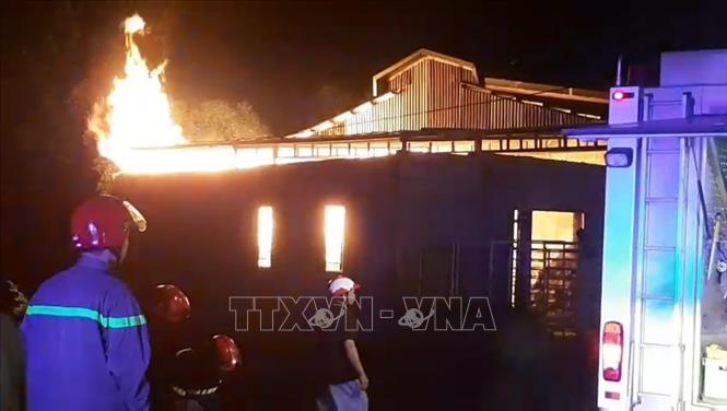 Bình Phước: Cháy nhà kho sản xuất nhang trầm