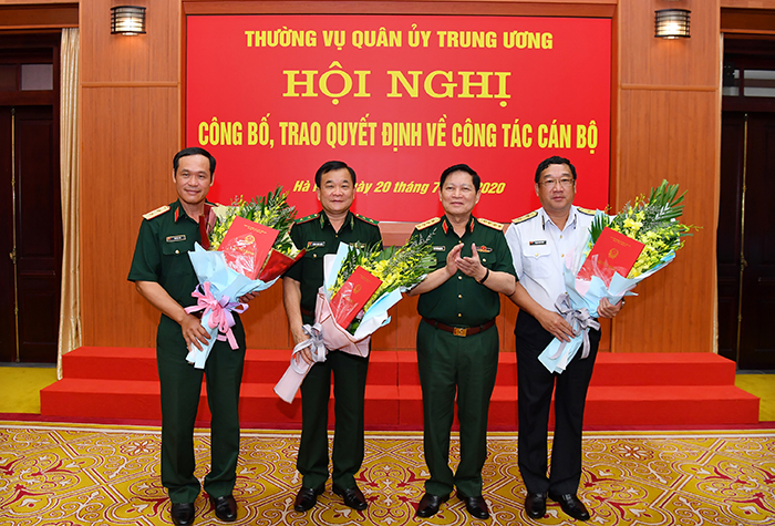 Thường vụ Quân ủy Trung ương công bố, trao quyết định về công tác cán bộ
