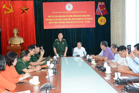 Thượng tướng Nguyễn Trọng Nghĩa thăm, tặng quà Hội nạn nhân chất độc da cam/dioxin Việt Nam