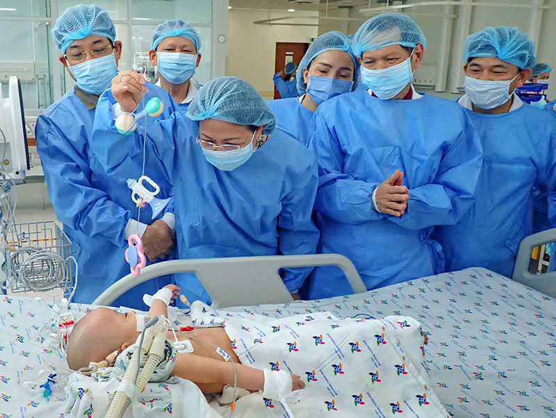 Phó chủ tịch nước Đặng Thị Ngọc Thịnh thăm hai bé song sinh Trúc Nhi và Diệu Nhi

