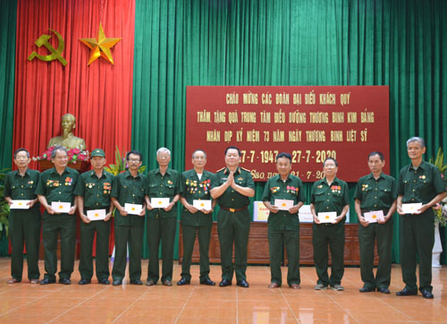 Lãnh đạo Tổng cục Chính trị thăm, tặng quà Trung tâm Điều dưỡng thương binh Kim Bảng