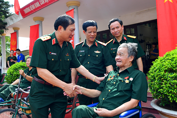  Đoàn công tác Quân ủy Trung ương, Bộ Quốc phòng thăm, tặng quà Trung tâm Điều dưỡng thương binh Duy Tiên