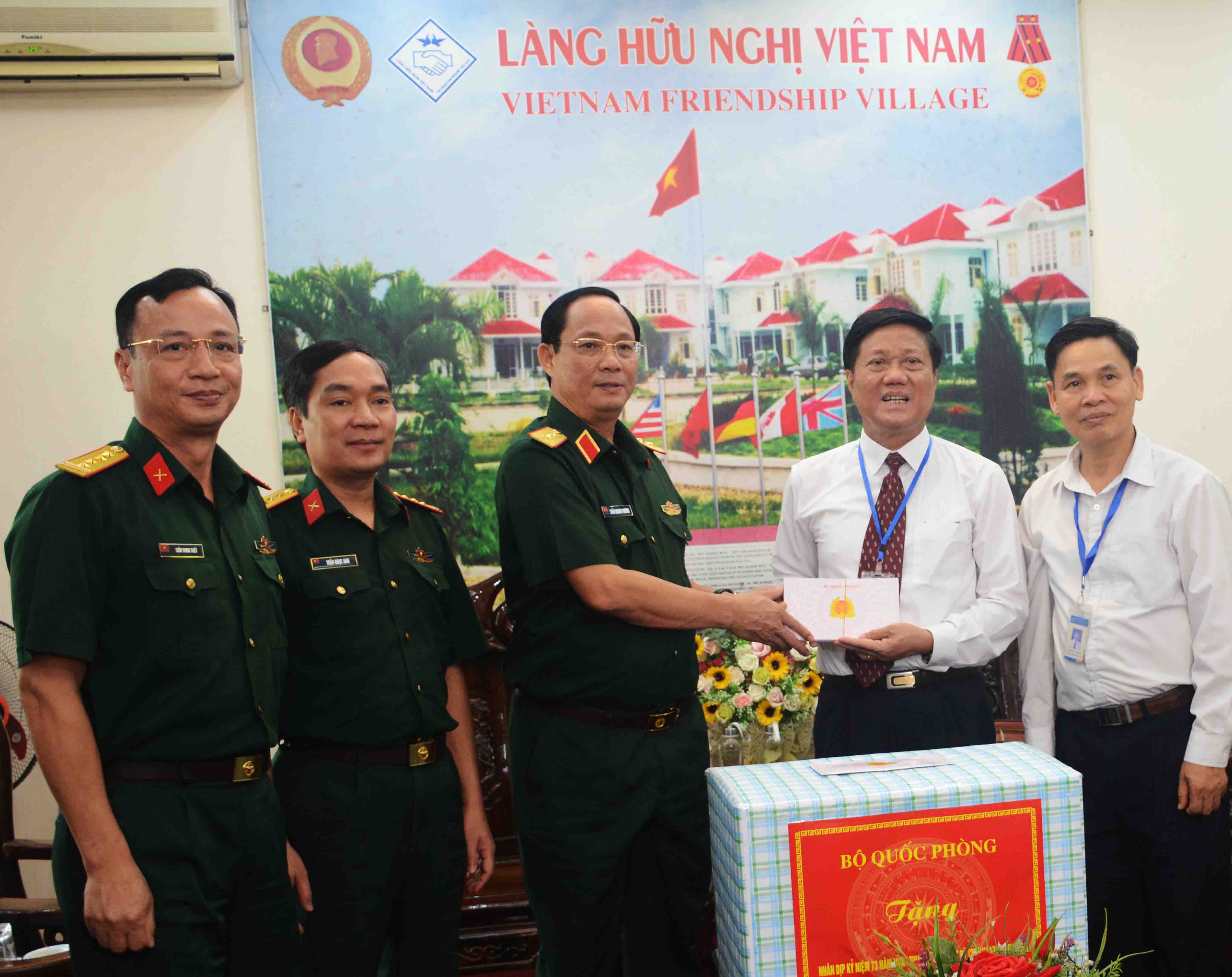 Đoàn công tác Quân ủy Trung ương, Bộ Quốc phòng thăm và tặng quà Làng Hữu nghị Việt Nam