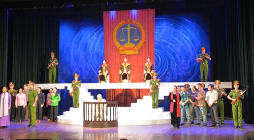 Nhà hát Chèo Quân đội công diễn vở “Hai mươi năm thù hận”