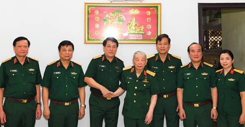 Đại tướng Lương Cường thăm, tặng quà các đồng chí nguyên Chủ nhiệm Tổng cục Chính trị