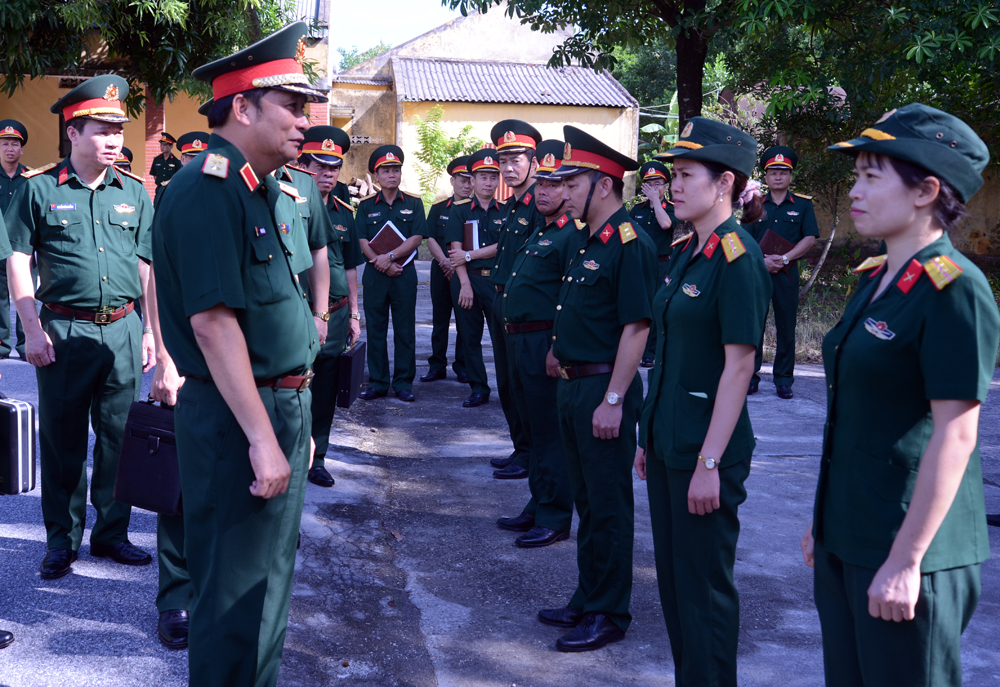 Trung tướng Phùng Sĩ Tấn thăm và làm việc tại Trường Trung cấp Kỹ thuật Mật mã