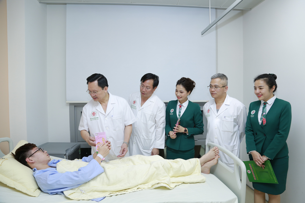 Lãnh đạo, xây dựng bệnh viện “chuyên sâu - chuyên tâm - vươn tầm quốc tế”