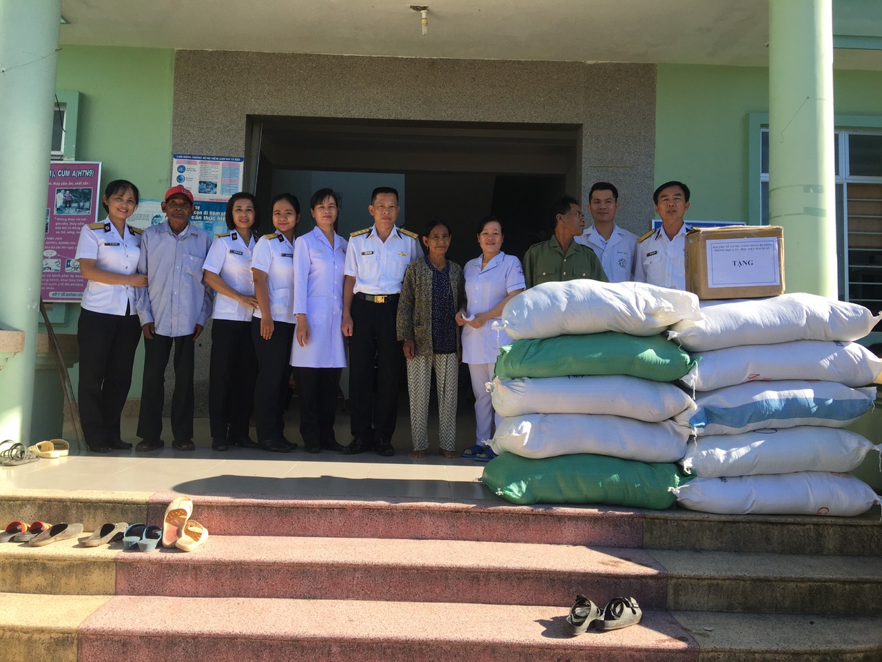 Học viện Hải quân thăm và tặng quà các gia đình chính sách, người có công tại Khánh Hòa