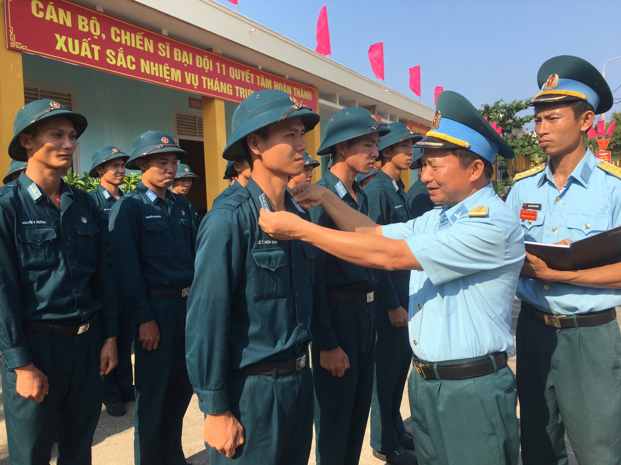 Người chỉ huy mẫu mực, nói đi đôi với làm