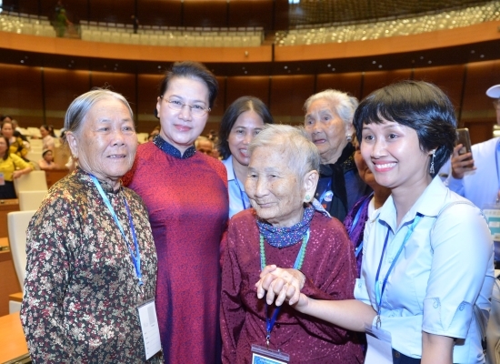 Chủ tịch Quốc hội gặp mặt đại biểu Bà mẹ Việt Nam anh hùng toàn quốc 