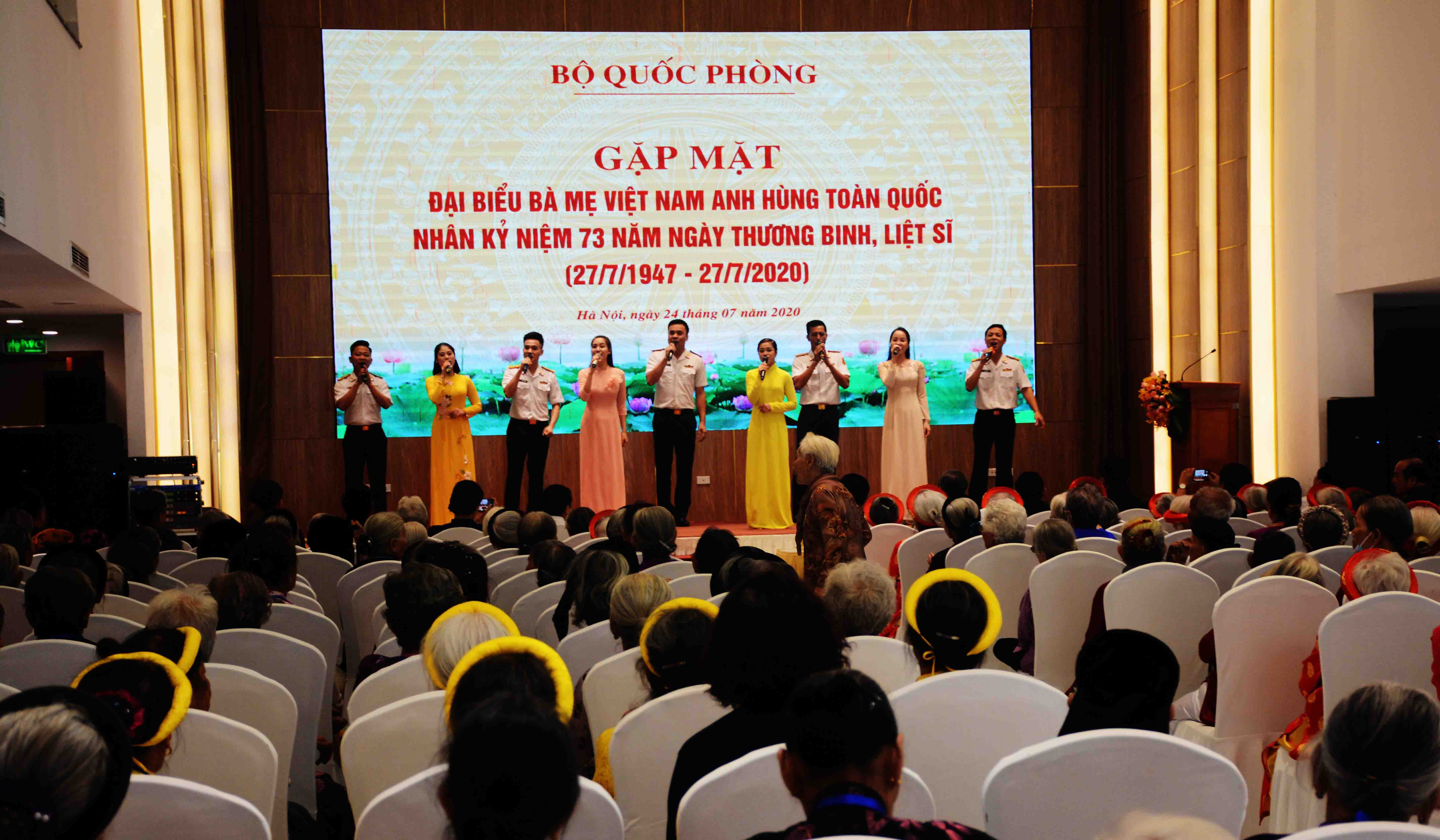 Bộ Quốc phòng gặp mặt đại biểu Bà Mẹ Việt Nam Anh hùng toàn quốc