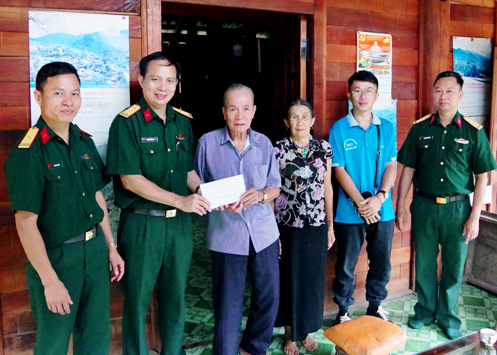 Đoàn Kinh tế-Quốc phòng 379: Thăm, tặng quà các đối tượng chính sách