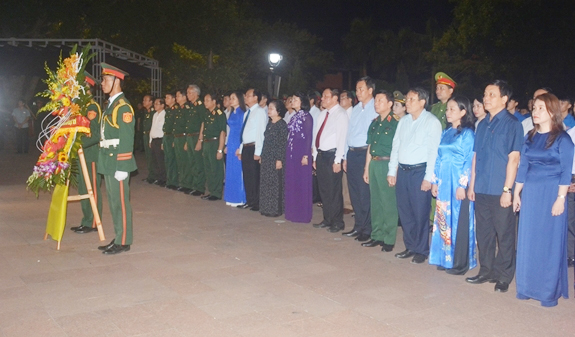 Thắp nến, dâng hương, thả hoa đăng tri ân các anh hùng liệt sĩ