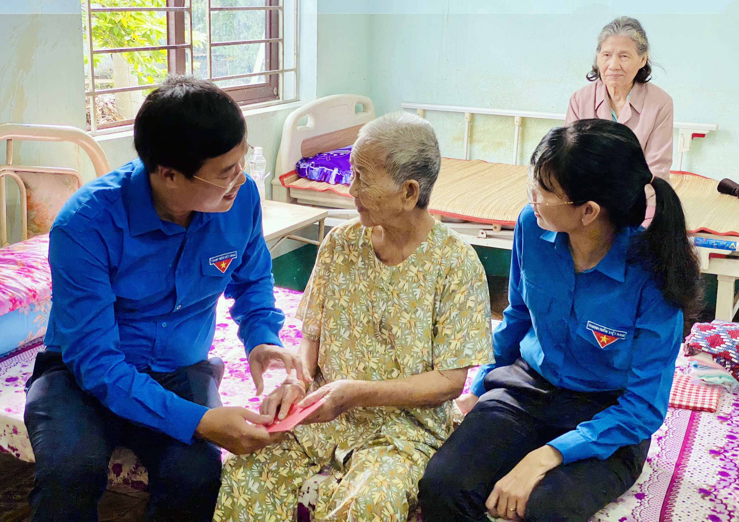Trung ương Đoàn thăm, tặng quà thương, bệnh binh, người có công